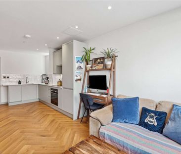 A modern one bedroom apartment in a new build development with a gy... - Photo 2