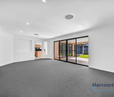 HUGE FAMILY HOME WITH ALL THE BELLS & WHISTLES! - Photo 2