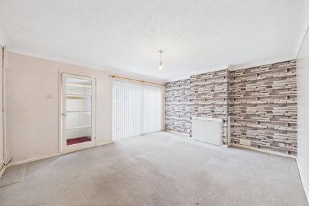 3 bedroom House in Pinewood Park, Farnborough - Photo 5
