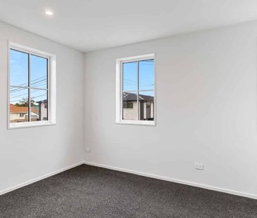 Near new Townhouse - Internal access single garage - Photo 3