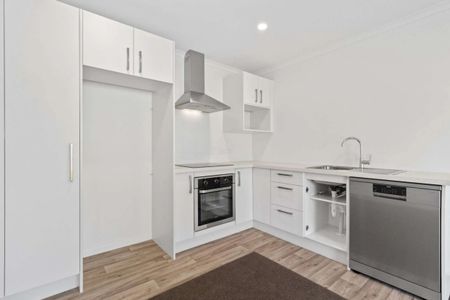 Easy-care 2-bedroom, 2-bathroom Home In A Convenient Location - Photo 4