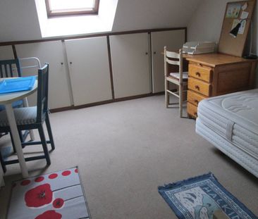chambre aménagée en petit studio avec coin cuisine - Photo 5