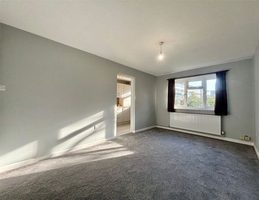 Clockhouse Road, Farnborough, Hampshire, GU14 - Photo 1