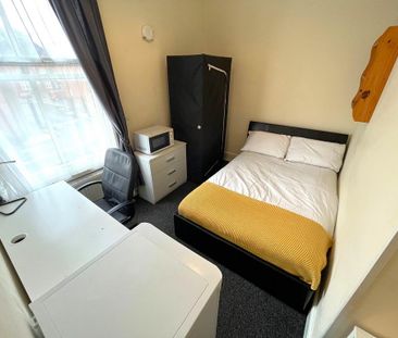 1 bedroom in a house share to rent - Photo 4