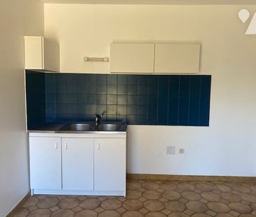 Un studio avec une mezzanine et emplacement extérieur - Photo 2