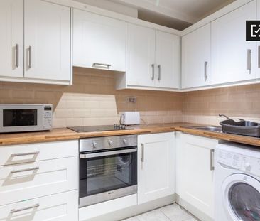 Bed in a twin room in a 2-bedroom flat in Silicon Docks - Photo 1
