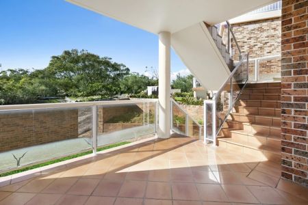 Spacious Sunlit Three Bedroom Apartment - Photo 3