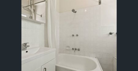 Charming Art Deco One-Bedroom Apartment - Photo 3