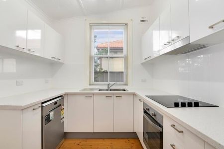 CALIFORNIAN BUNGALOW STYLE HOME - Photo 4