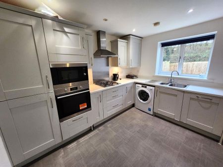 3 bedroom semi-detached house to rent - Photo 4