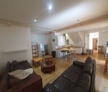 4 Bed Flat, Enterprise House, E9 - Photo 4