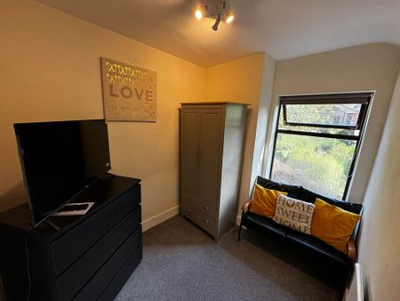 Room 2: 15 Sycamore Road, Guildford, GU1 1HJ - Photo 2