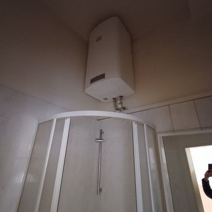 Sonnige, günstige Kleinwohnung mit Küchenblock, Badezimmer mit Dusche, WC und Möglichkeit eines PKW Abstellplatzes! - Photo 1