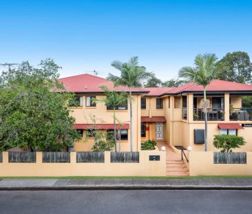 Spacious 2 bedroom, 2 bathroom unit in a small complex - Photo 3