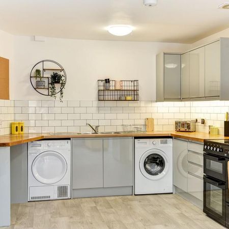 1 bedroom in a house share to rent - Photo 4