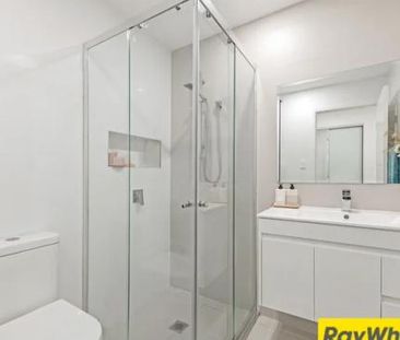 Immaculate 5-Bedroom Townhouse Offering Space, Style & Family Comfort - Photo 4