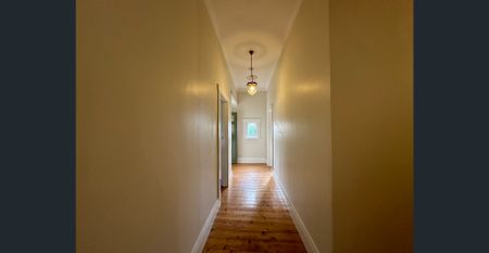 A Spacious Family Home with a Cottage and complete with a Gardener - Photo 4