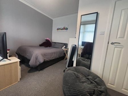 Rosemont Walk (room 1), Bramley, Leeds - Photo 4
