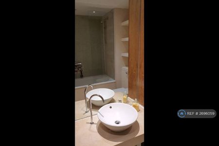 1 bedroom in a flat share to rent - Photo 5