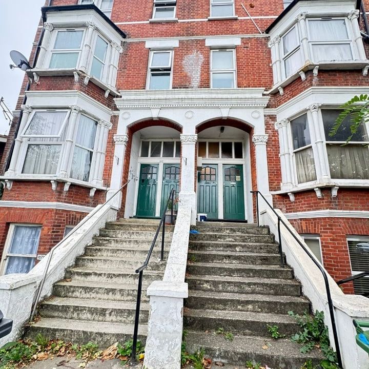 2 Bed Flat, Whipps Cross Road, E11 - Photo 1