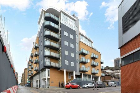 1120 sq ft modern apartment close to Tobacco Dock with private balcony. - Photo 2