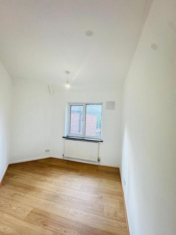 4 bedroom end of terrace house to rent - Photo 5