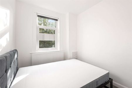 A two bedroom furnished flat with a study. - Photo 3