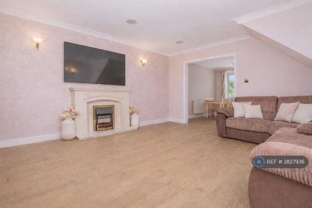 4 bedroom detached house to rent - Photo 1