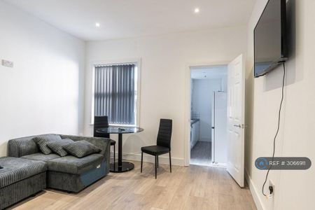 1 bedroom in a house share to rent - Photo 4