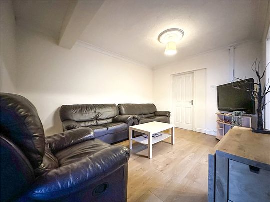 Larchwood Drive, Englefield Green, Egham, Surrey, TW20 0SH - Photo 1