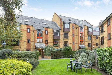 One bedroom mezzanine apartment with off street parking and communal gardens. - Photo 2