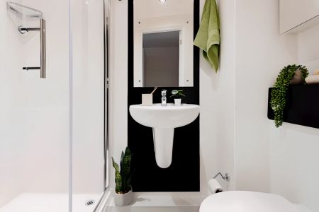 Extra Large Ensuite - Photo 3