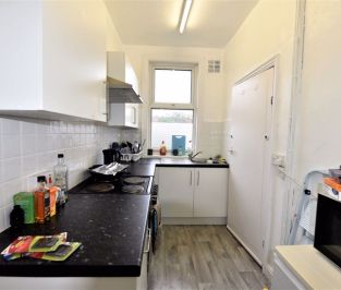 2 bedroom House in Woodlea Mount, Leeds - Photo 1