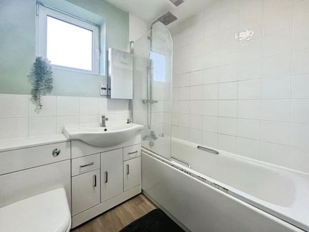 Chertsey Road, Woking, Surrey, GU21 5BL - Photo 3