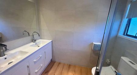 Large Sunny family home - Photo 3