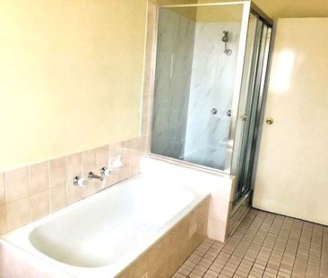 Spacious Three Bedroom Townhouse With Air Conditioning - Photo 4