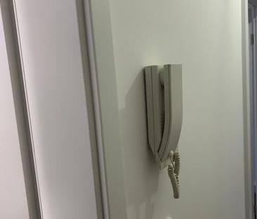 Erstbezug nach Sanierung, "-Zimmer-Wohnung mit Wohnküche und Duschbad - Photo 2