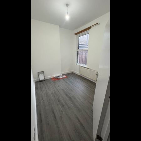 1 Bed Flat, Bensham Manor Road, CR7 - Photo 3