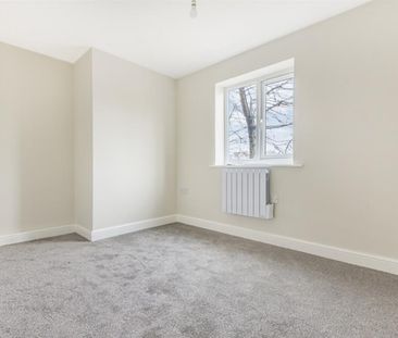 2 bedroom Flat To Let - Photo 3