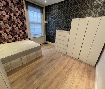 8 bedroom flat to rent - Photo 1