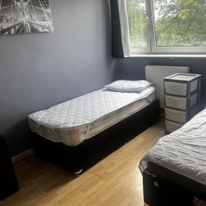 Room in a Shared Flat, Strathan Close, SW18 - Photo 2