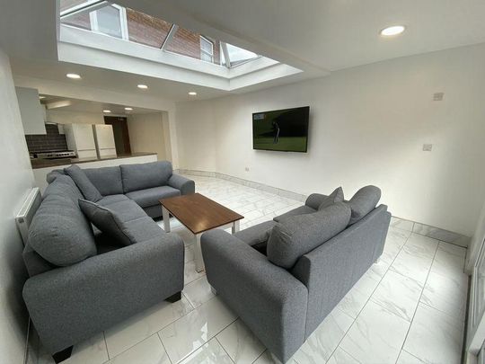 8 bedroom terraced house to rent - Photo 1