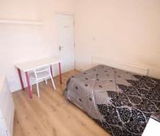 8 Bed - 30 Brudenell Avenue, Hyde Park, Leeds - LS6 1HD - Student - Photo 2