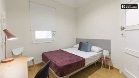 Room in a shared 7-bedroom apartment for rent in Goya, professionals and students only - Photo 4