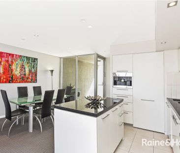 Partly furnished Executive apartment, walk to work - Photo 4