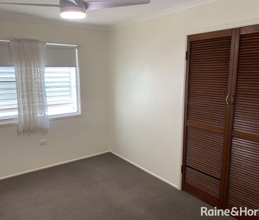 Spacious Family Home in a Quiet Cul-de-Sac! - Photo 3