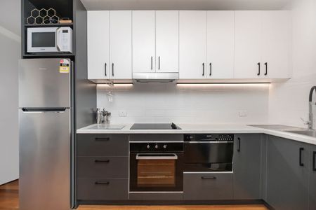 Well presented apartment next to parklands - Photo 4