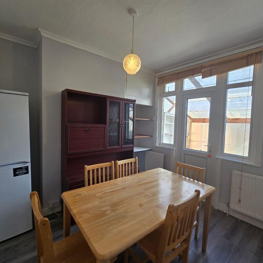 Collingwood Road, Mitcham CR4, London - Photo 1