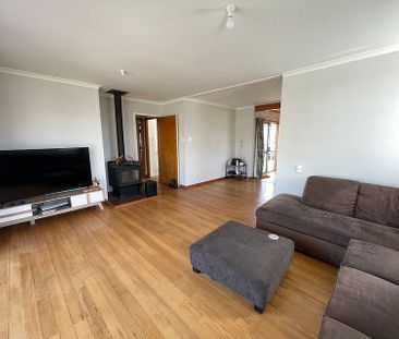 Two bedroom plus sleepout opposite golf course - Photo 2