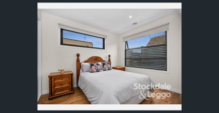 Fully Furnished Coastal Townhouse – Walk to Beach, Shops & Cafés - Photo 3